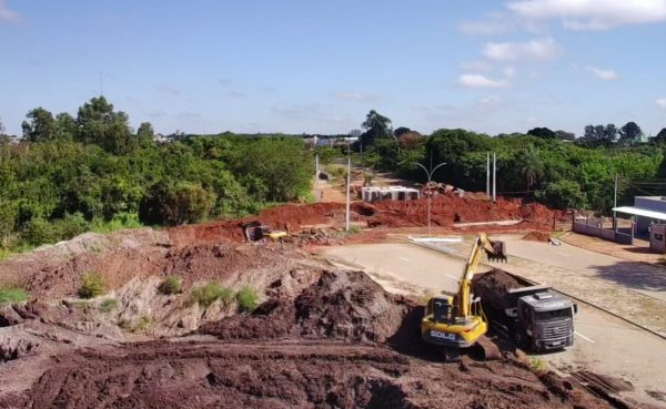 Obras de drenagem, travessia e rotatória da avenida Nelson Lyrio seguem em ritmo acelerado.