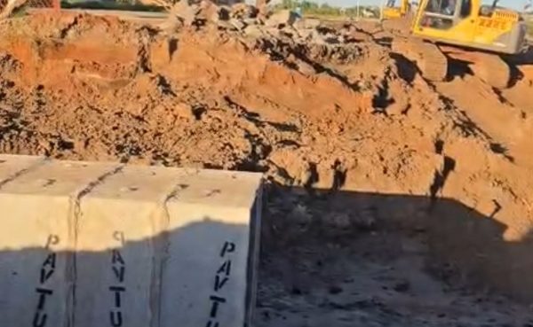 Travessia sobre o Córrego da Lagoa está sendo reconstruída e vai melhorar acesso a bairros importantes em Ribas do Rio Pardo