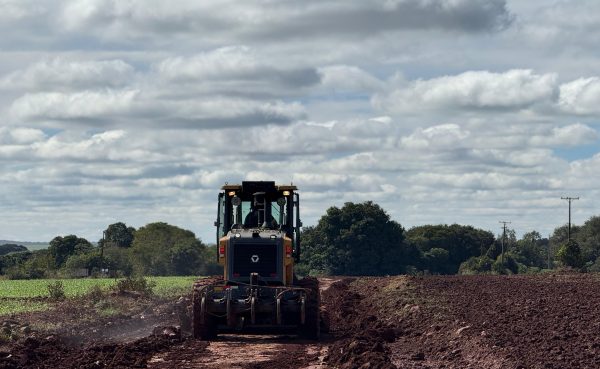 SEINFRA realiza melhorias nas estradas dos Assentamentos Melodia e Bálsamo