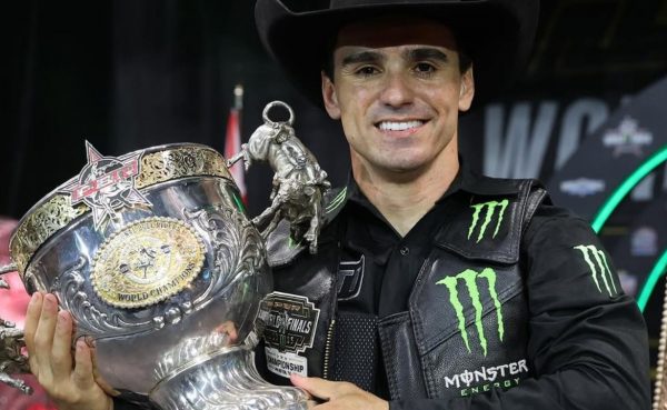 Vitinho, orgulho de Ribas do Rio Pardo, é tricampeão mundial de rodeio